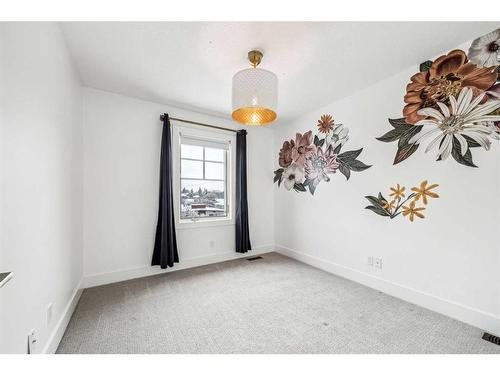 538 53 Avenue Sw, Calgary, AB - Indoor Photo Showing Other Room