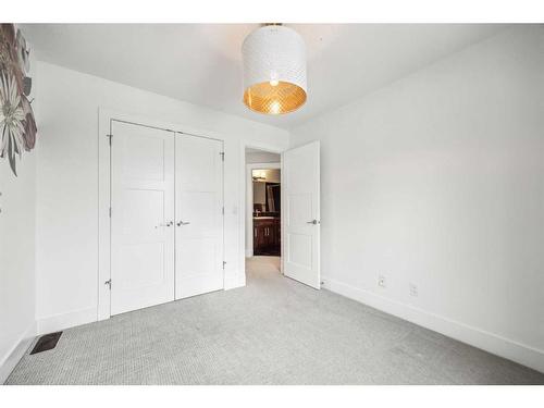 538 53 Avenue Sw, Calgary, AB - Indoor Photo Showing Other Room