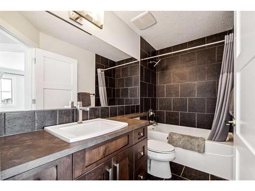 538 53 Avenue Sw, Calgary, AB - Indoor Photo Showing Bathroom