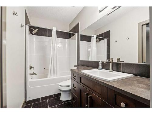 538 53 Avenue Sw, Calgary, AB - Indoor Photo Showing Bathroom