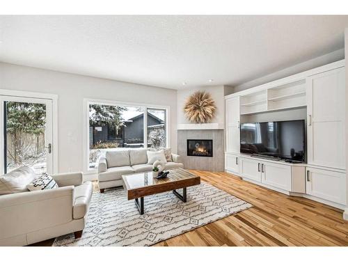 538 53 Avenue Sw, Calgary, AB - Indoor Photo Showing Living Room With Fireplace