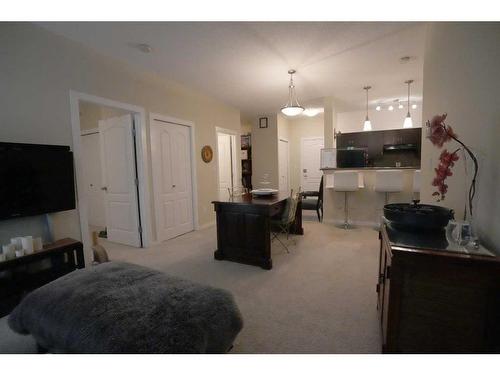 1314-604 East Lake Boulevard Ne, Airdrie, AB - Indoor Photo Showing Living Room