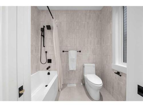 2504 19A Street Sw, Calgary, AB - Indoor Photo Showing Bathroom