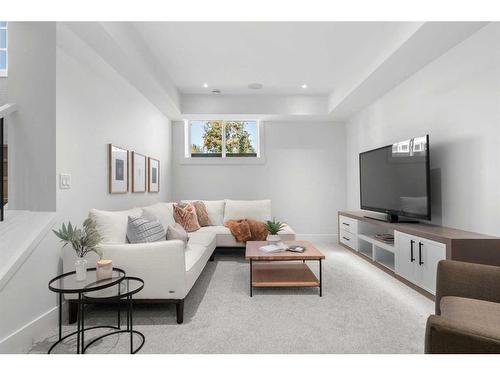 2504 19A Street Sw, Calgary, AB - Indoor Photo Showing Living Room