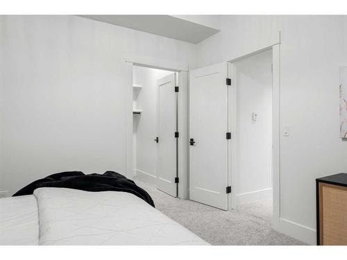 2504 19A Street Sw, Calgary, AB - Indoor Photo Showing Bedroom