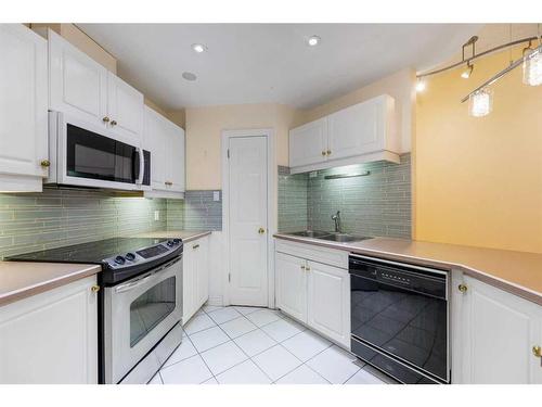 102-820 15 Avenue Sw, Calgary, AB - Indoor Photo Showing Kitchen With Double Sink With Upgraded Kitchen