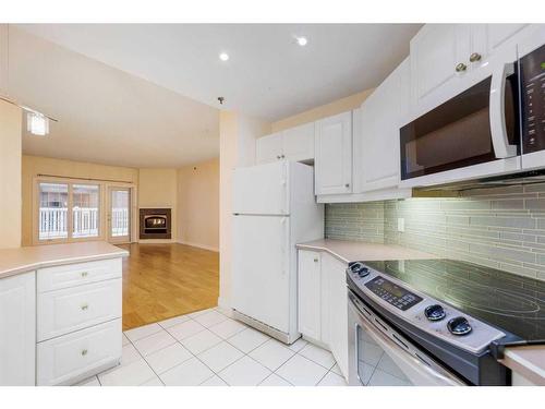 102-820 15 Avenue Sw, Calgary, AB - Indoor Photo Showing Kitchen