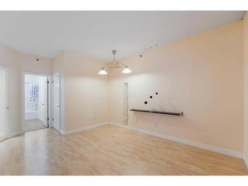 102-820 15 Avenue Sw, Calgary, AB - Indoor Photo Showing Other Room