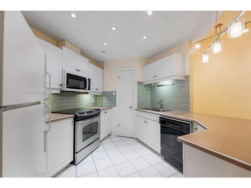 102-820 15 Avenue Sw, Calgary, AB - Indoor Photo Showing Kitchen With Double Sink