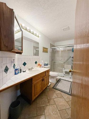 5720 58 Avenue, Olds, AB - Indoor Photo Showing Bathroom