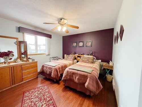 5720 58 Avenue, Olds, AB - Indoor Photo Showing Bedroom