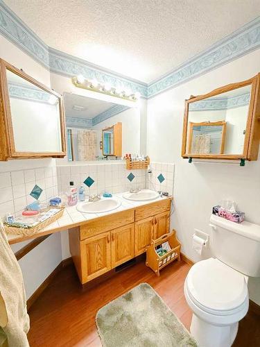 5720 58 Avenue, Olds, AB - Indoor Photo Showing Bathroom