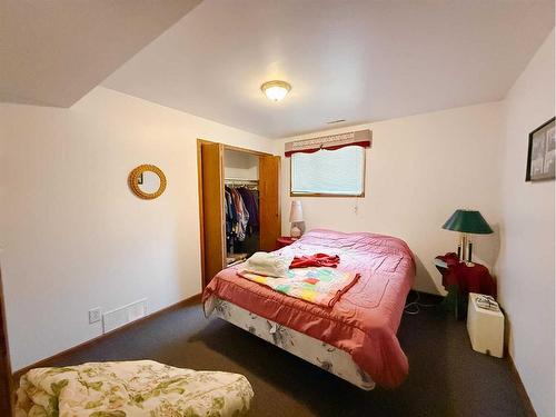 5720 58 Avenue, Olds, AB - Indoor Photo Showing Bedroom