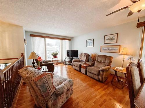 5720 58 Avenue, Olds, AB - Indoor Photo Showing Living Room