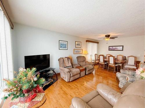 5720 58 Avenue, Olds, AB - Indoor Photo Showing Living Room