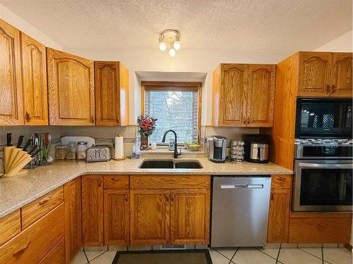 5720 58 Avenue, Olds, AB - Indoor Photo Showing Kitchen With Double Sink