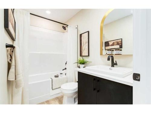 355 Sora Boulevard Se, Calgary, AB - Indoor Photo Showing Bathroom