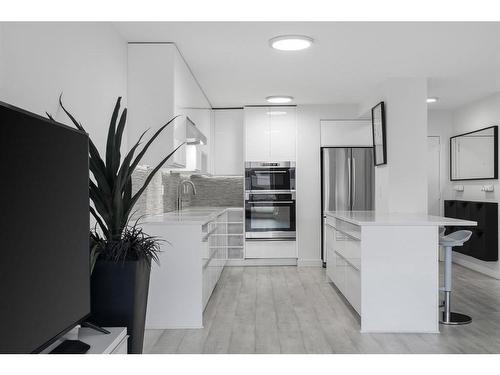 503-330 15 Avenue Sw, Calgary, AB - Indoor Photo Showing Kitchen With Stainless Steel Kitchen