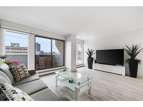 503-330 15 Avenue Sw, Calgary, AB - Indoor Photo Showing Living Room