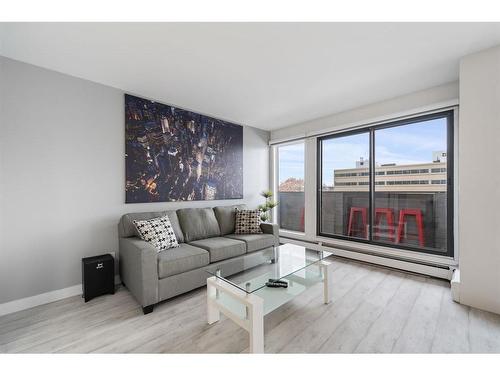 503-330 15 Avenue Sw, Calgary, AB - Indoor Photo Showing Living Room