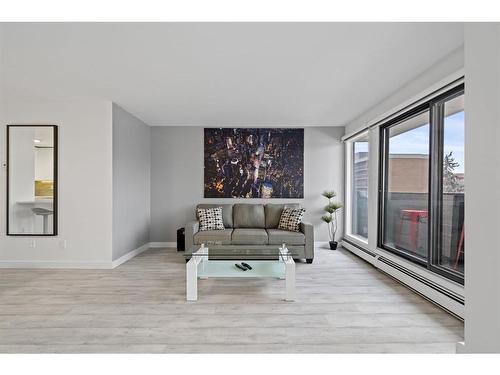 503-330 15 Avenue Sw, Calgary, AB - Indoor Photo Showing Living Room