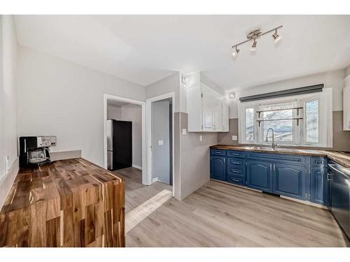 327 Avonburn Road Se, Calgary, AB - Indoor Photo Showing Kitchen