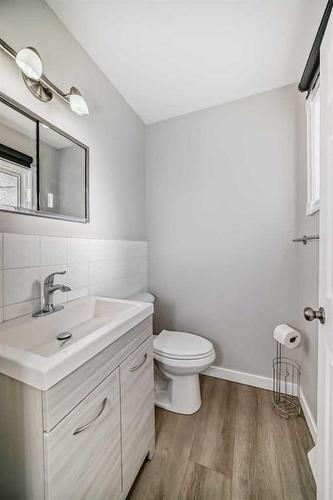 327 Avonburn Road Se, Calgary, AB - Indoor Photo Showing Bathroom