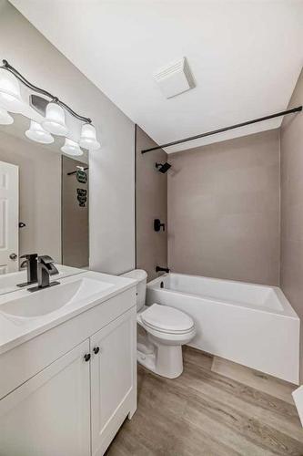 327 Avonburn Road Se, Calgary, AB - Indoor Photo Showing Bathroom