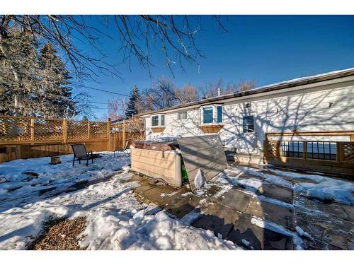 327 Avonburn Road Se, Calgary, AB - Outdoor