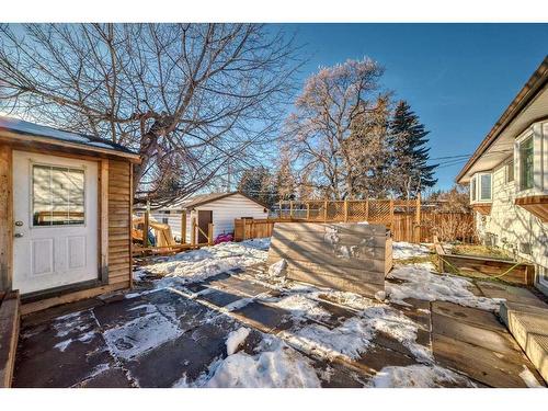 327 Avonburn Road Se, Calgary, AB - Outdoor