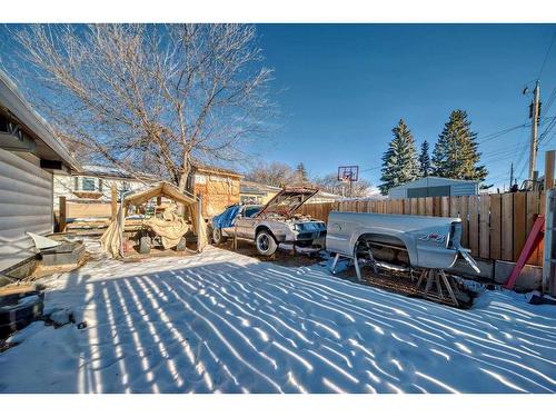 327 Avonburn Road Se, Calgary, AB - Outdoor