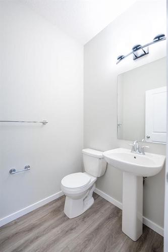 94 Finch Gardens Se, Calgary, AB - Indoor Photo Showing Bathroom