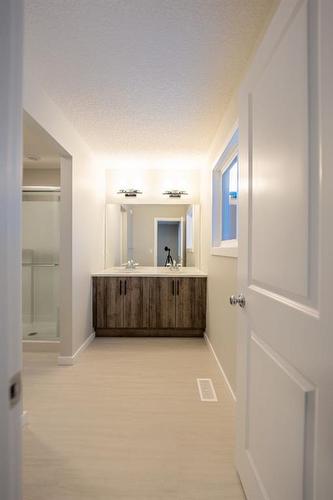 94 Finch Gardens Se, Calgary, AB - Indoor Photo Showing Other Room