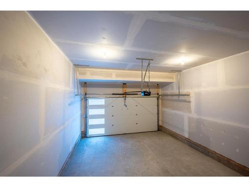 94 Finch Gardens Se, Calgary, AB - Indoor Photo Showing Garage