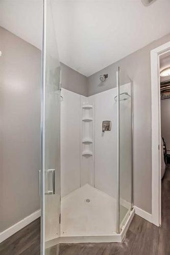 1204 60 Street Se, Calgary, AB - Indoor Photo Showing Bathroom