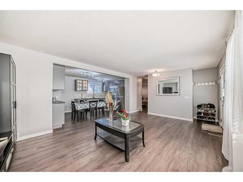 1204 60 Street Se, Calgary, AB - Indoor Photo Showing Living Room