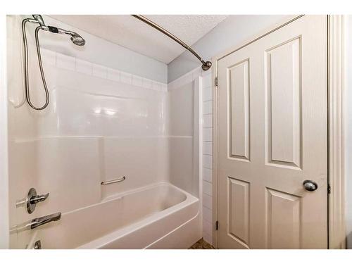 265 Saddlebrook Point Ne, Calgary, AB - Indoor Photo Showing Bathroom