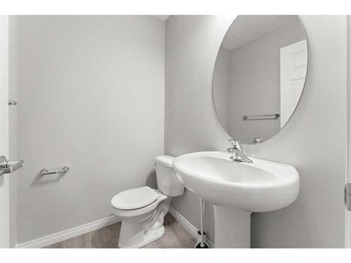 350 Hillcrest Square Sw, Airdrie, AB - Indoor Photo Showing Bathroom