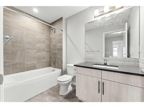 350 Hillcrest Square Sw, Airdrie, AB - Indoor Photo Showing Bathroom