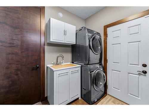 624 Quarry Way Se, Calgary, AB - Indoor Photo Showing Laundry Room