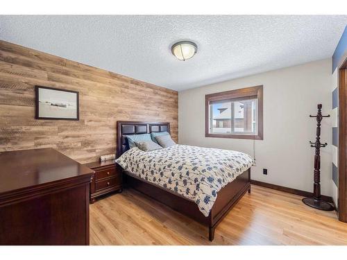 624 Quarry Way Se, Calgary, AB - Indoor Photo Showing Bedroom