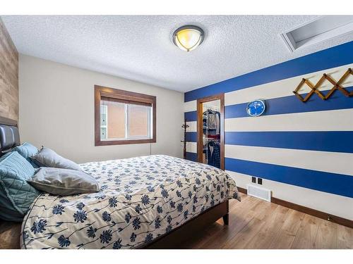 624 Quarry Way Se, Calgary, AB - Indoor Photo Showing Bedroom