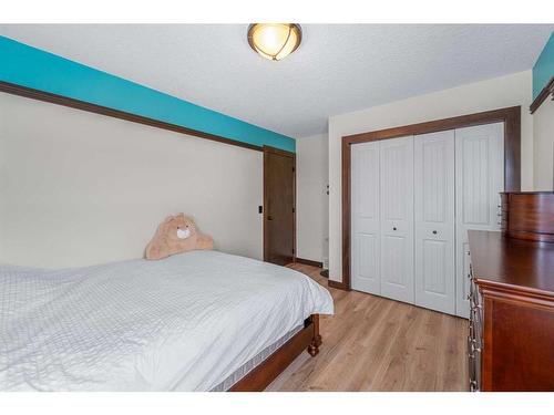 624 Quarry Way Se, Calgary, AB - Indoor Photo Showing Bedroom