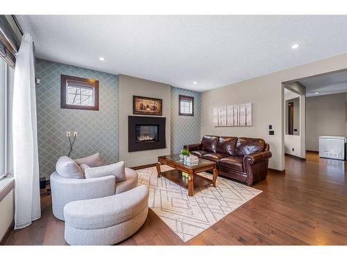 624 Quarry Way Se, Calgary, AB - Indoor Photo Showing Living Room