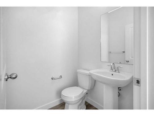 631 Rangeview Street Se, Calgary, AB - Indoor Photo Showing Bathroom