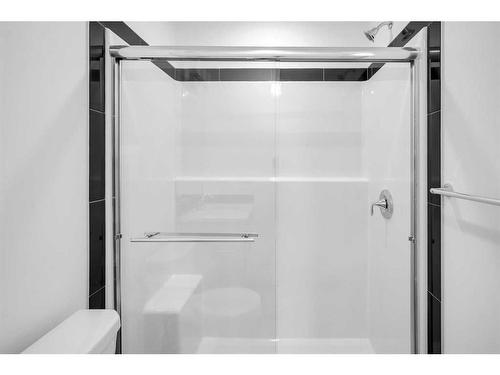 631 Rangeview Street Se, Calgary, AB - Indoor Photo Showing Bathroom