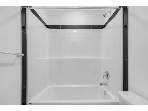 631 Rangeview Street Se, Calgary, AB - Indoor Photo Showing Bathroom