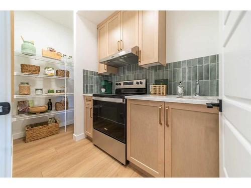 927 Langholm Drive Se, Airdrie, AB - Indoor Photo Showing Kitchen