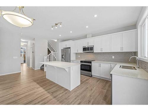 11 Cityline Manor Ne, Calgary, AB - Indoor Photo Showing Kitchen With Double Sink With Upgraded Kitchen