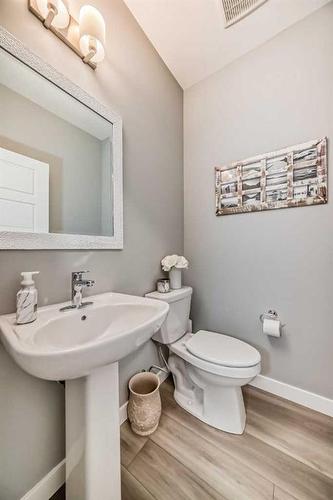 136 Creekstone Square Sw, Calgary, AB - Indoor Photo Showing Bathroom